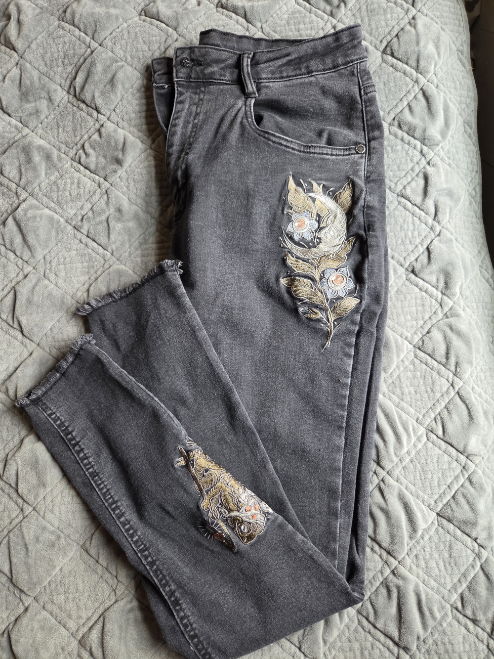 Disturbia Women's Charcoal Gray Embroidered Skinny Jeans Size 10/32